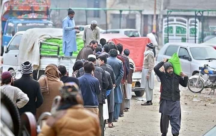 0JPmh's tweet image. کیا بھلا دور تھا جب لوگ شوق سے
بلو کے گھر جانے لیے لائن بناتے تھے

لیکن آج کیسا مشکل دور آگیا ھے کہ
بلو شوق سے پیسٹری کےلیے لائن میں لگی
اور بلو کے گھر جانے والے زندہ رھنے کےلیے آٹے کی لائن میں
قصہ مختصر بلو کل بھی مزے میں تھی آج بھی مزےمیں ھے اور ھر دور میں مزے میں رھے گی

#BILO