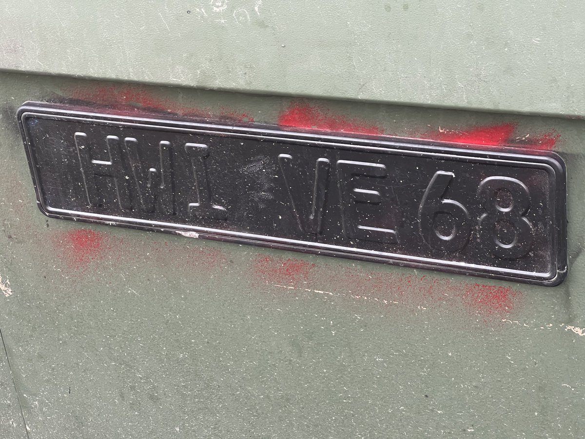 watching_sh's tweet photo. Skuril: #Blitzeranhänger in #Bothkamp mit augenscheinlich absichtlich schwarz gesprühten #ersatz #KFZ #Kennzeichen. Scheint kein aktueller #Vandalismus zu sein, sondern #Tarnung. Dürfen #Ordnungsbehörden geschwärzte #Kennzeichen montieren? @SH_Polizei https://t.co/1VBC9olOXW