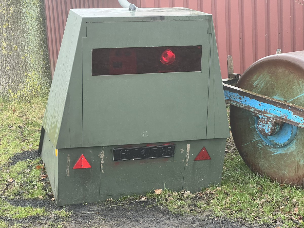watching_sh's tweet photo. Skuril: #Blitzeranhänger in #Bothkamp mit augenscheinlich absichtlich schwarz gesprühten #ersatz #KFZ #Kennzeichen. Scheint kein aktueller #Vandalismus zu sein, sondern #Tarnung. Dürfen #Ordnungsbehörden geschwärzte #Kennzeichen montieren? @SH_Polizei https://t.co/1VBC9olOXW