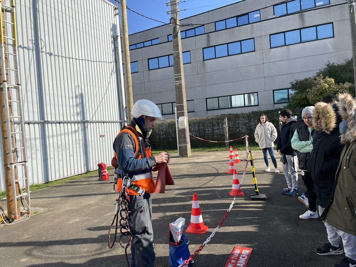 .@enedis_idf_est en <a href="/valdemarne_94/">Val-de-Marne</a> accueille au campus #enedis de <a href="/ChampignySur/">champigny sur marne</a> les 3ème du collège A. Schweitzer dans pour la #citééducative de #Creteil dans le cadre d’« 1 jour, 1 entreprise » organisé par le <a href="/AcCreteil/">Académie de Créteil</a> et <a href="/FACEValdeMarne/">FACE Val de Marne</a> Une initiative « découverte » riche 🤩