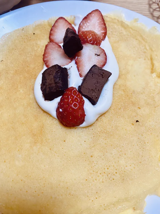 いちごの特売に出会い手作り生チョコ余ってたからクレープにしたけど巻き方ド下手くそすぎて悲惨(味は最高) 