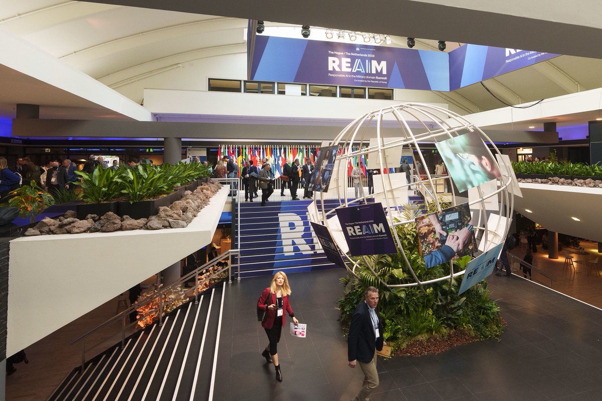 Day two of the @REAIMSummit has kicked off! We look forward to insightful discussions about the opportunities and challenges of #AI. Together we can put #ResponsibleAI in the military domain higher on the international agenda. Watch the live stream here ⤵️ youtube.com/<a href="/REAIMsummit/">REAIMsummit</a>