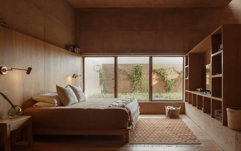 designboom's tweet photo. GOMA embraces earthen-tinted concrete with modern mexican 'casa tejocote.' https://t.co/P8v1LJKo9b https://t.co/2h2ZxhO6bH