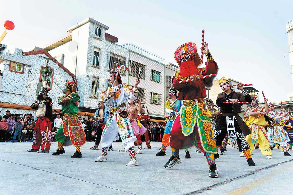 iGuangdong's tweet photo. The #YinggeDance, or "dance to the hero's song", merges #opera, #dance and martial #arts. Dating back to the Ming Dynasty (1368-1644), it is often performed during traditional Chinese festivals but became a sensation this #ChineseNewYear. #LingnanCulture #OnlyInGD https://t.co/WCwD6F6w33