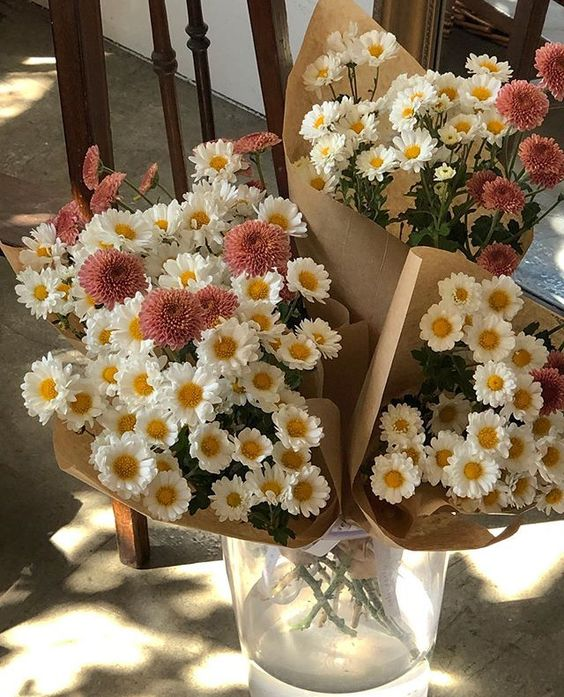 etherealdior's tweet photo. she's happiest when she has flowers https://t.co/nF9MYbcAim