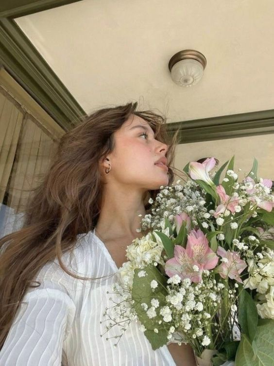 etherealdior's tweet photo. she's happiest when she has flowers https://t.co/nF9MYbcAim