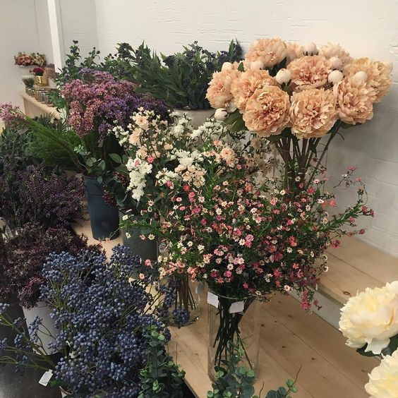 etherealdior's tweet photo. she's happiest when she has flowers https://t.co/nF9MYbcAim