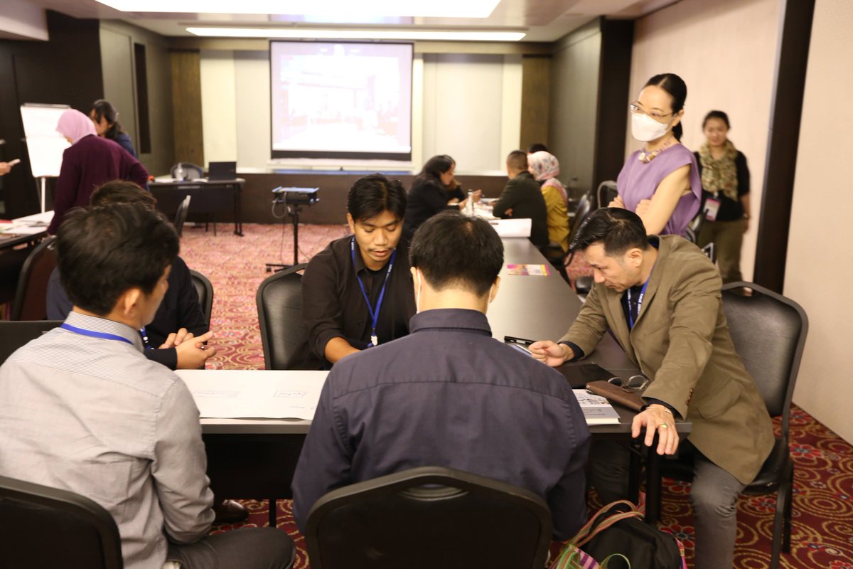 seameospafa's tweet photo. Day 1 of the 3rd DRM Workshop for SE Asian Cultural Heritage in BKK hits the ground running with several lectures from resource persons and the first group exercise for participants to put theory into practice. #drm #spafa #conservation #climatechange https://t.co/xAw3iUXotB https://t.co/5I8nkKtb5D