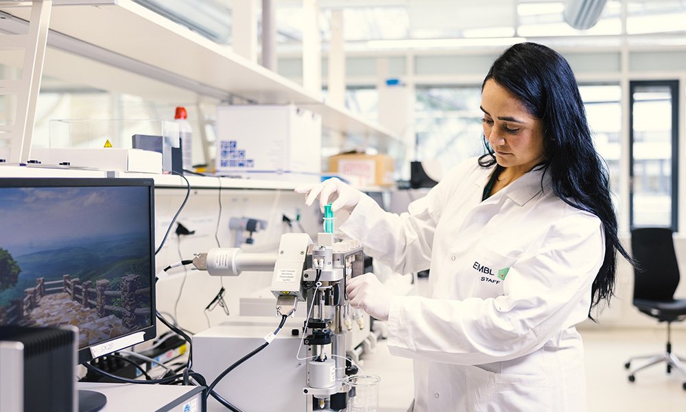 EMBLHamburg's tweet photo. EMBL Hamburg’s SPC Facility emphasises providing reliable and excellent quality data for its users, including those without a background in biophysics.

Big thanks to our users Mary, Katharina, and Jacek, who explain in the video how the facility helped them in their research. https://t.co/CCk9mxTHlC
