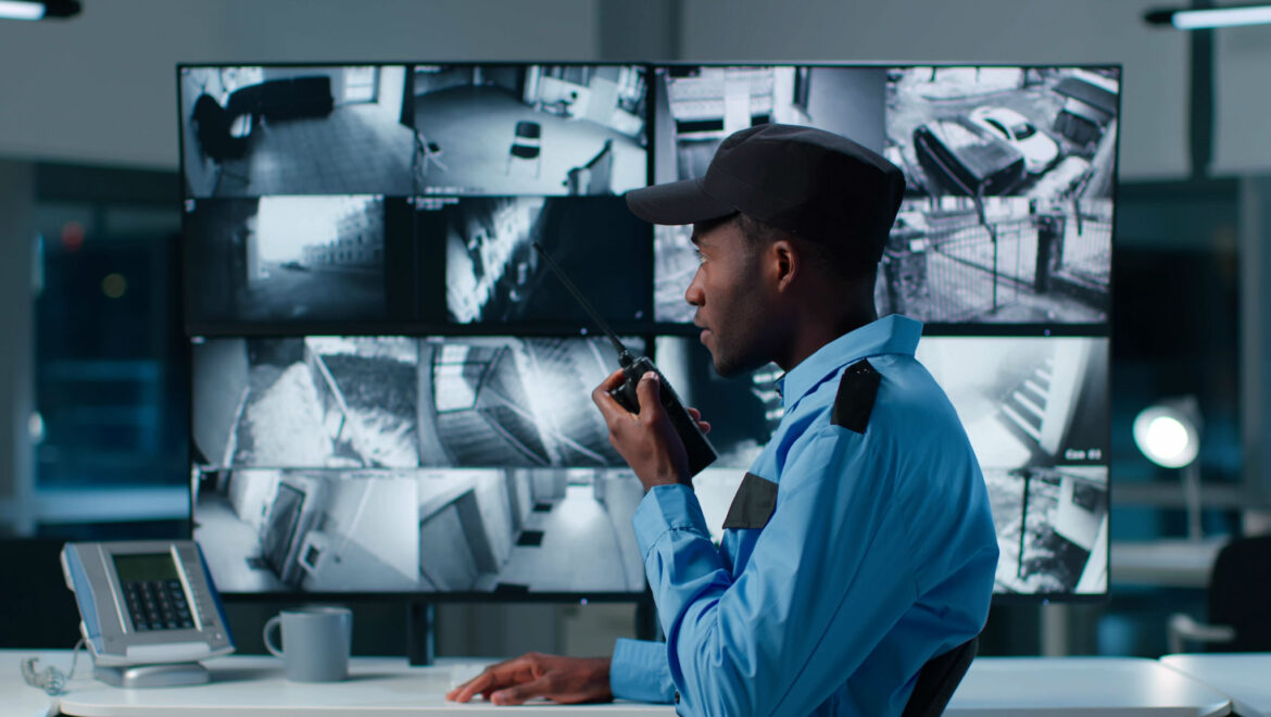 Citiguard's tweet photo. While modern technology boosts business security, hiring security guards are still essential and won't let your ROI at the brink of destruction. 
https://t.co/NO9qUl1eA9
#hiringsecurityguard #securityguardhire #companysecurity https://t.co/eB93Qd8qNx