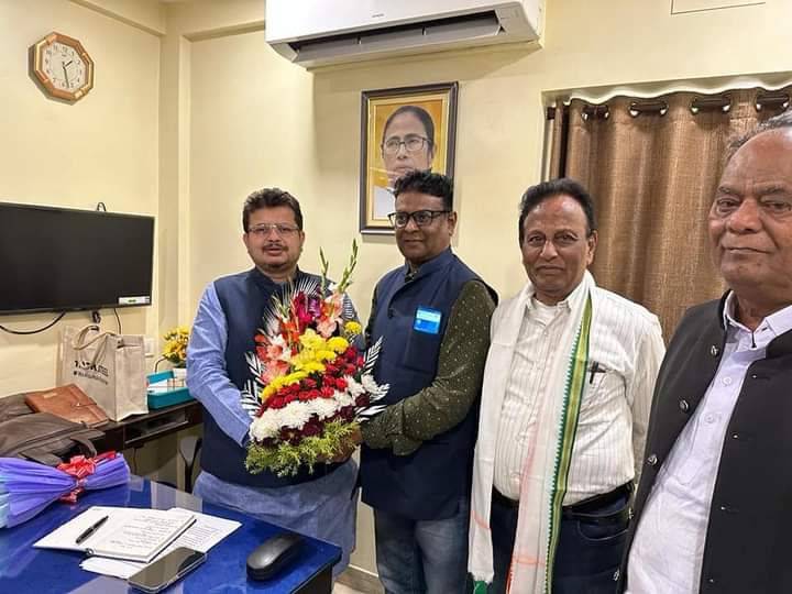 KhelaHobe2024's tweet photo. তৃণমূল ভবনে বিভিন্ন ট্রেড ইউনিয়ন নেতৃত্ব, কর্মীদের সাথে সাংগঠনিক আলোচনায় INTTUC র রাজ্য সভাপতি  শ্রী @RitabrataBanerj মহাশয়।
#KhelaHobe https://t.co/o4EHxTod1q