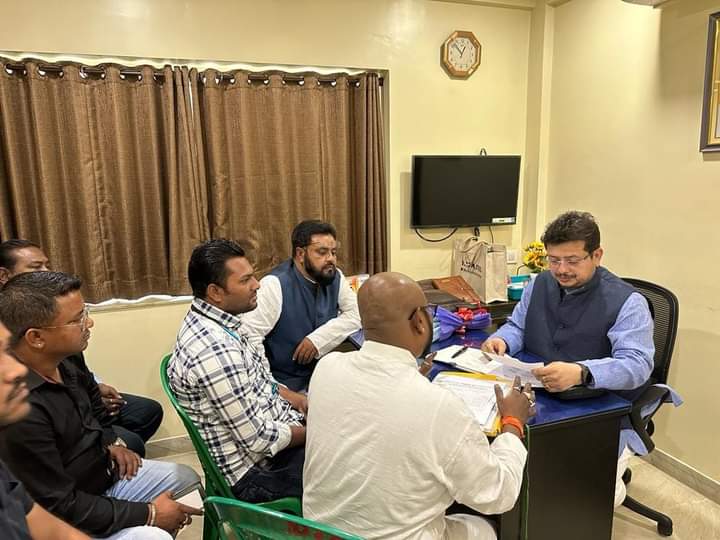 KhelaHobe2024's tweet photo. তৃণমূল ভবনে বিভিন্ন ট্রেড ইউনিয়ন নেতৃত্ব, কর্মীদের সাথে সাংগঠনিক আলোচনায় INTTUC র রাজ্য সভাপতি  শ্রী @RitabrataBanerj মহাশয়।
#KhelaHobe https://t.co/o4EHxTod1q