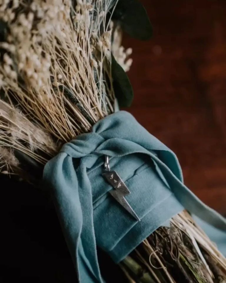 Un brindis por esos detalles especiales que crean la magia en vuestro gran día. 🥂🌟
Foto de @elenamurfotografia del precioso ramo de @andreabl94 hecho por @leymarfloristas. 👌🔝
#eventosaviles #bodaspalaciodeaviles