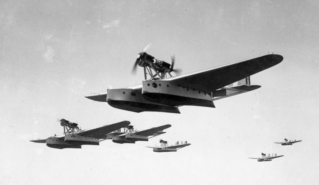 GiorniStoria's tweet photo. #15febbraio #100AM
1923-1939: #record, #imprese e #primati. Gli anni degli idrocorsa, delle crociere del #Mediterraneo, delle trasvolate atlantiche.
#SimposioStorico della @ItalianAirForce con @gregalegi @vgrienti, Alberto Rosso, Flavia Giacobbe
https://t.co/qtxImRSbdh https://t.co/0IAGQcOVeV