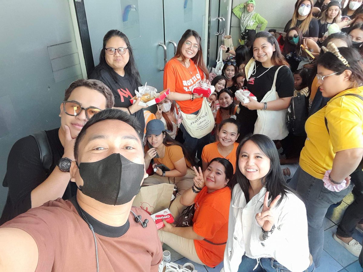 KarLia66370633's tweet photo. enjoy sa concert karlians special thanks to KSS angels na nag effort pra mag asikaso ng foods and props love you guys🧡
karlians mag ingay🥰🧡🧡🧡 rovs thank you kc di mo kmi matiis love ka nmin🥰🧡 https://t.co/JdPSlX6kVN