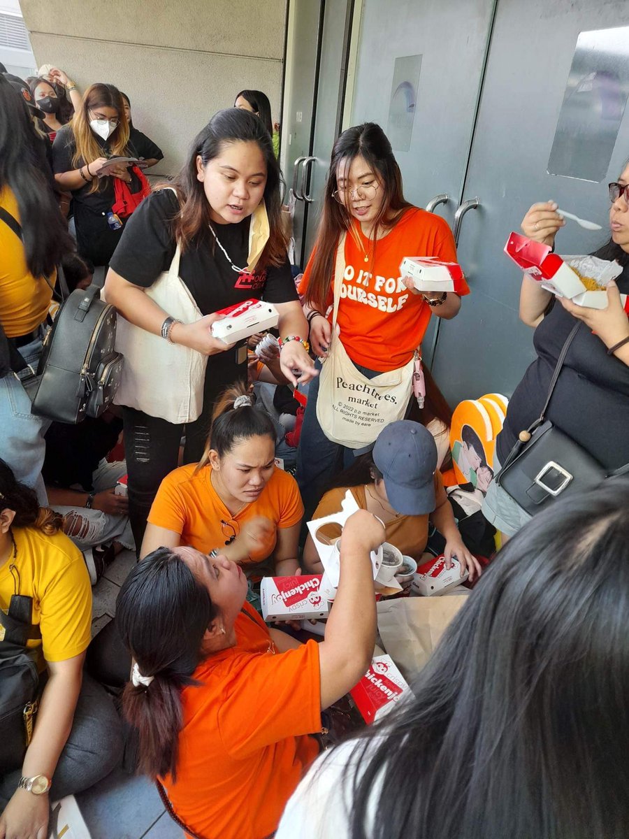 KarLia66370633's tweet photo. enjoy sa concert karlians special thanks to KSS angels na nag effort pra mag asikaso ng foods and props love you guys🧡
karlians mag ingay🥰🧡🧡🧡 rovs thank you kc di mo kmi matiis love ka nmin🥰🧡 https://t.co/JdPSlX6kVN