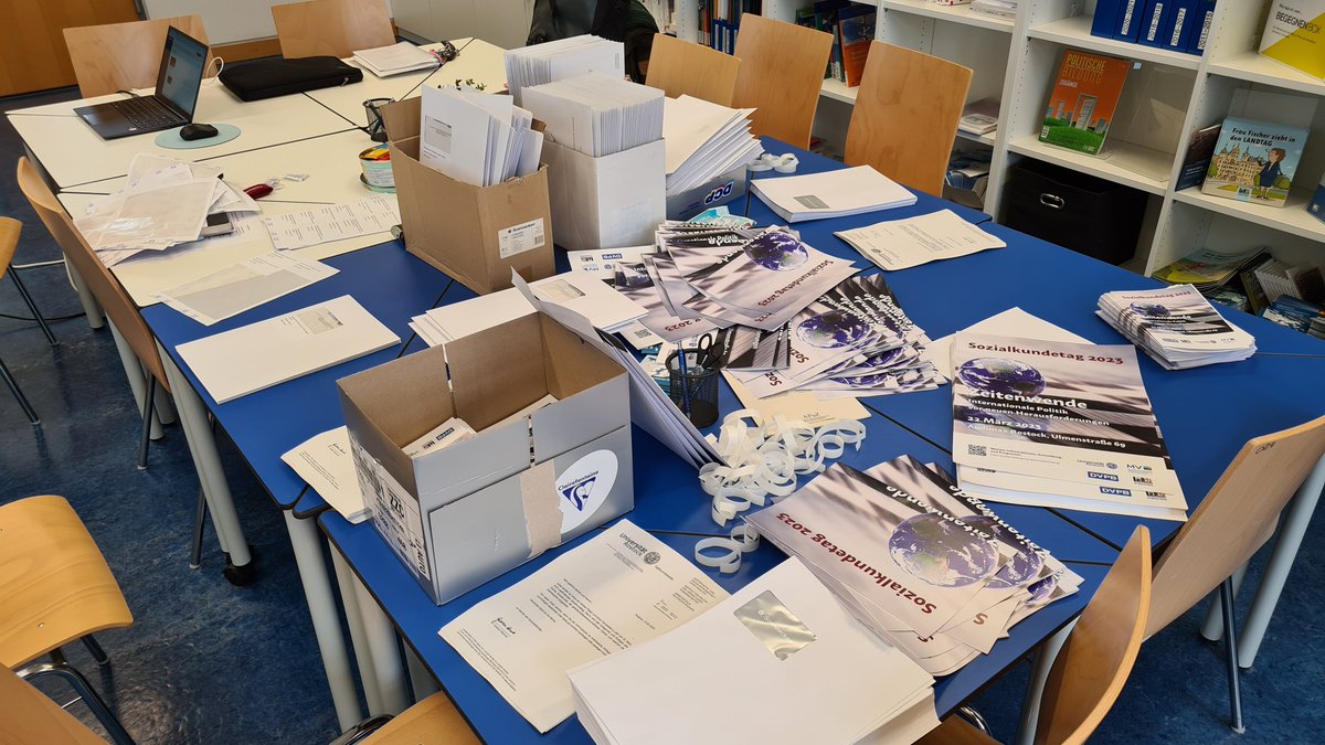 gud_heinrich's tweet photo. Ganz analog! 350 Briefe gepackt für Sozialkundetag #MV am 22.03.2023: "Herausforderungen Internationaler Politik" #politischeBildung. Organisiert vom IQMV, @unirostock, @lpbmv und @dvpb_mv. Mit dabei: @KaimMarkus, @jensheinrichHRO, @StefanLukas_ Anmeldung👉https://t.co/OZXwy0rfMC https://t.co/82b5MsmJVB