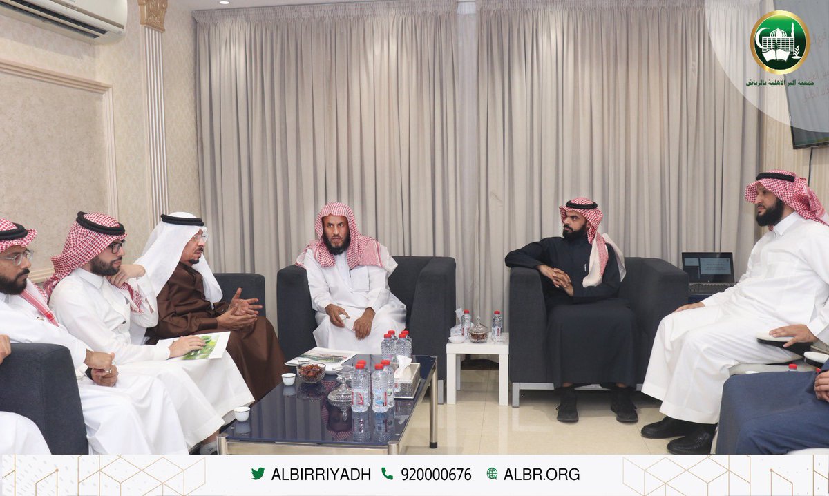 AlbirRiyadh's tweet photo. قام نائب الأمين العام لجمعية البر الأهلية بالرياض أ.د.حمد الخالدي بزيارة لفرع الشفا ويرافقه مساعد الأمين العام للفروع ومساعد الأمين العام للخدمات المساندة ومدير إدارة المرافق والممتلكات وبعض من مسؤولي الإدارات واطلع سعادته على آخر المستجدات وسير العمل . 
#بر_الرياض https://t.co/uQdJsaQiTp