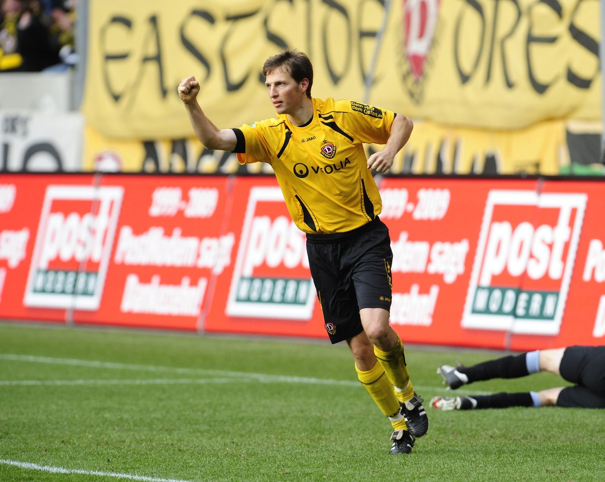 DynamoDresden's tweet photo. Herzlichen Glückwunsch zum Geburtstag, Volker #Oppitz! 🎁 Dynamos einstiger Abwehrchef & ehemaliger Geschäftsführer wird heute 45 Jahre alt. Dazu gratuliert Dir die gesamte SGD und wünscht Dir für Dein neues Lebensjahr nur das Beste, viel Erfolg & Gesundheit. 🍀 #sgd1953 https://t.co/wFYT6CbNkK