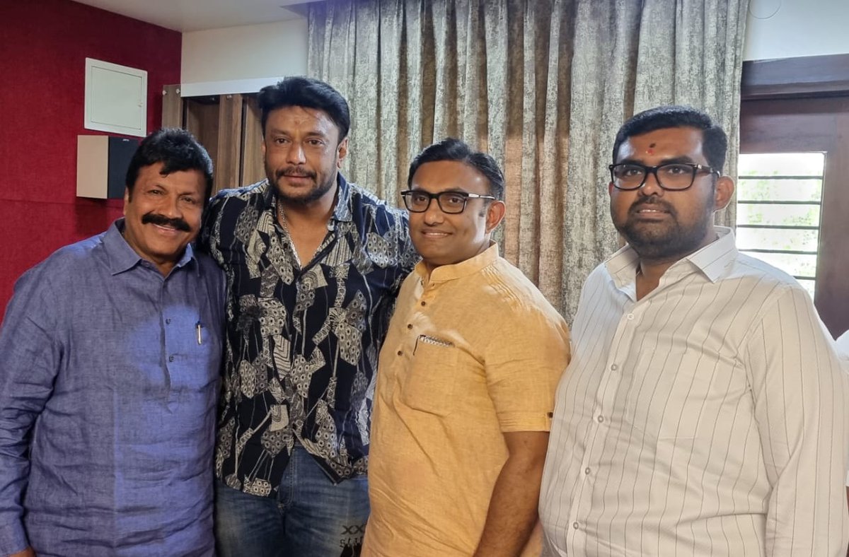 bcpatilkourava's tweet photo. ಸಚಿವರಾದ ಕೆ. ಸುಧಾಕರ್ ಅವರೊಂದಿಗೆ ಇಂದು ಕನ್ನಡ ಚಿತ್ರರಂಗದ ಹೆಮ್ಮೆಯ ನಟ, ಅಭಿಮಾನಿಗಳ ನೆಚ್ಚಿನ ಡಿ ಬಾಸ್, ಚಾಲೆಂಜಿಂಗ್ ಸ್ಟಾರ್ ದರ್ಶನ್ ಅವರ ಬೆಂಗಳೂರಿನ ನಿವಾಸಕ್ಕೆ ತೆರಳಿ, ಅವರನ್ನು ಭೇಟಿ ಮಾಡಿ, ಶುಭಾಶಯ ಕೋರಲಾಯಿತು.

#Bengaluru  
@dasadarshan https://t.co/lHb8MssC5Q