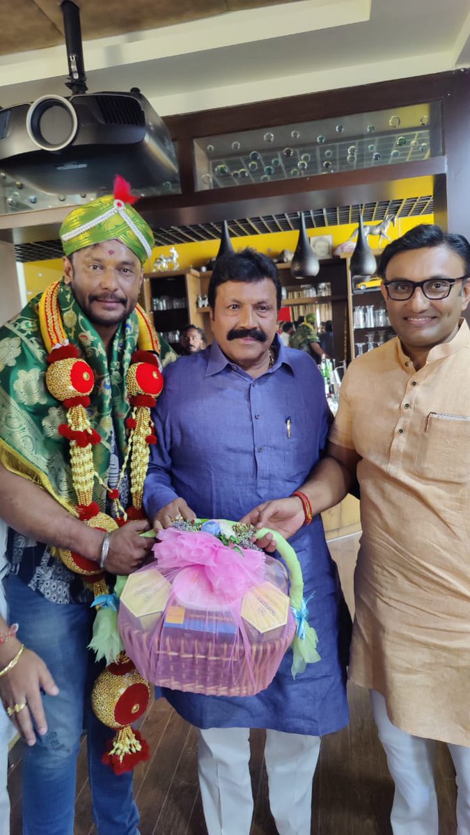 bcpatilkourava's tweet photo. ಸಚಿವರಾದ ಕೆ. ಸುಧಾಕರ್ ಅವರೊಂದಿಗೆ ಇಂದು ಕನ್ನಡ ಚಿತ್ರರಂಗದ ಹೆಮ್ಮೆಯ ನಟ, ಅಭಿಮಾನಿಗಳ ನೆಚ್ಚಿನ ಡಿ ಬಾಸ್, ಚಾಲೆಂಜಿಂಗ್ ಸ್ಟಾರ್ ದರ್ಶನ್ ಅವರ ಬೆಂಗಳೂರಿನ ನಿವಾಸಕ್ಕೆ ತೆರಳಿ, ಅವರನ್ನು ಭೇಟಿ ಮಾಡಿ, ಶುಭಾಶಯ ಕೋರಲಾಯಿತು.

#Bengaluru  
@dasadarshan https://t.co/lHb8MssC5Q