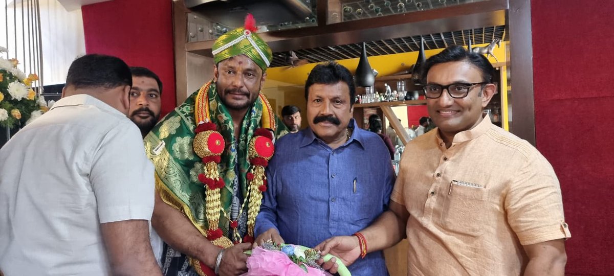 bcpatilkourava's tweet photo. ಸಚಿವರಾದ ಕೆ. ಸುಧಾಕರ್ ಅವರೊಂದಿಗೆ ಇಂದು ಕನ್ನಡ ಚಿತ್ರರಂಗದ ಹೆಮ್ಮೆಯ ನಟ, ಅಭಿಮಾನಿಗಳ ನೆಚ್ಚಿನ ಡಿ ಬಾಸ್, ಚಾಲೆಂಜಿಂಗ್ ಸ್ಟಾರ್ ದರ್ಶನ್ ಅವರ ಬೆಂಗಳೂರಿನ ನಿವಾಸಕ್ಕೆ ತೆರಳಿ, ಅವರನ್ನು ಭೇಟಿ ಮಾಡಿ, ಶುಭಾಶಯ ಕೋರಲಾಯಿತು.

#Bengaluru  
@dasadarshan https://t.co/lHb8MssC5Q