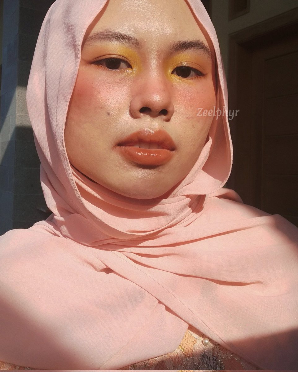 zeelphyr's tweet photo. Buat achieve this simple eye looks dan blushnya aku cuma pake pallette ini❣️

Ada yang tau ga ini produk apa?
#RacuninMakeup #ChilReviewShelf https://t.co/htOSRzbime