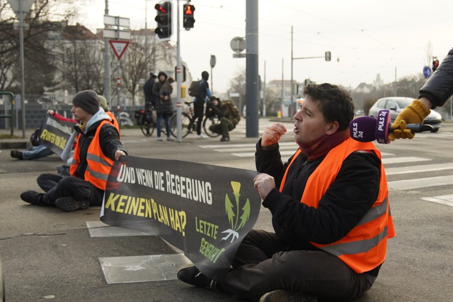 letztegenAT's tweet image. Firmen wie die @OMV versuchen, ihr schmutziges Geschäft mit #Sponsoring-Deals reinzuwaschen.
Dazu @AntonioGuterres: “Euer Kernprodukt ist unser Kernproblem. Wir brauchen eine erneuerbare Revolution, kein selbstzerstörerisches Wiederaufkommen der fossilen Brennstoffe.”
#Opernball