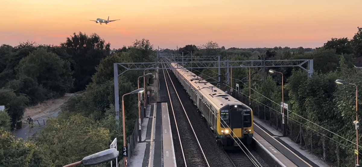 PlatformEdge1's tweet photo. It's time for #ThreefiftyThursday!
Here are my best photos from each subclass:
350/1 - Penkridge Viaduct (27/01/23)
350250 - Marston Green (12/08/22)
350369 - Marston Green (05/06/22)
350410 - Nuneaton (20/12/22) https://t.co/PCQsMw5oQC