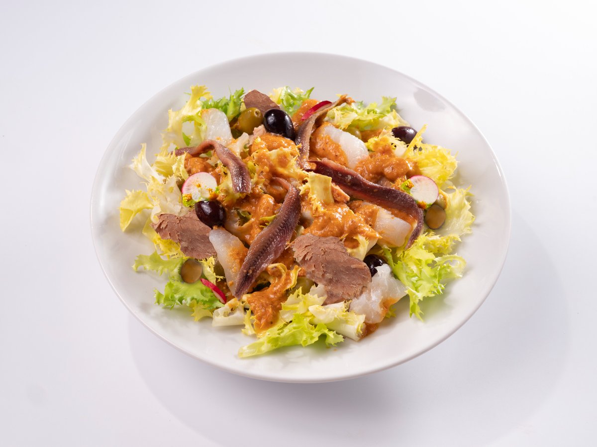 VilanovaTurisme's tweet photo. 😋Dijous Gras equival a #Xatonada a #Vilanova! Saps en què consisteix?
🥗De primer, amanida de #Xató amb la seva salsa de Xató. De segon, pastís de truites variades, i per postres, coca de llardons i merenga.🧁
📸#Vilanovaturisme i Can Batadet
🔁Si ets fan de la Xatonada!😉 https://t.co/6bfS1CkEku