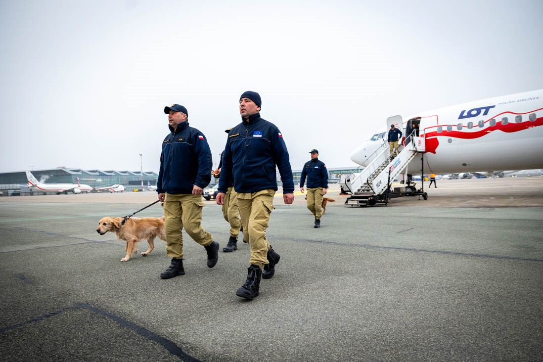 PLinTurkiye's tweet image. 🇵🇱🤝🇹🇷#MisjaTurcja
Wzruszające powitanie ekipy #HUSAR na lotnisku w Warszawie.  
Dziękujemy 🇵🇱🇹🇷 ! @ABartkowiak_PSP @MSWiA_GOV_PL  @EUDelegationTur