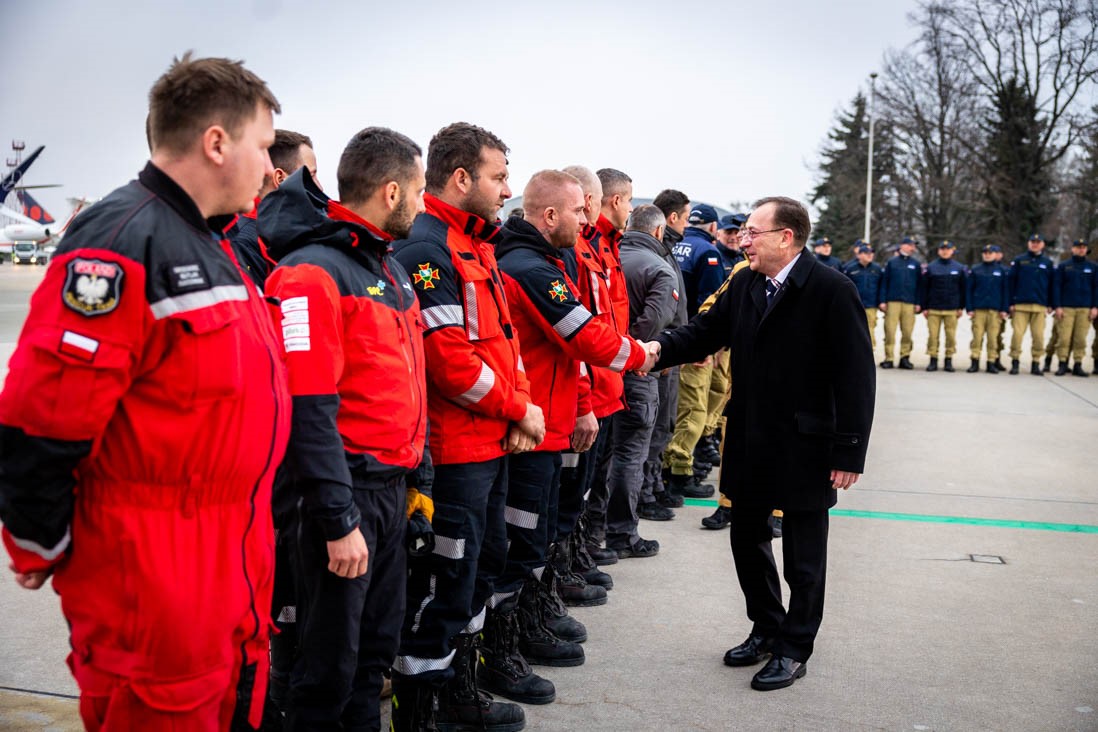 PLinTurkiye's tweet image. 🇵🇱🤝🇹🇷#MisjaTurcja
Wzruszające powitanie ekipy #HUSAR na lotnisku w Warszawie.  
Dziękujemy 🇵🇱🇹🇷 ! @ABartkowiak_PSP @MSWiA_GOV_PL  @EUDelegationTur