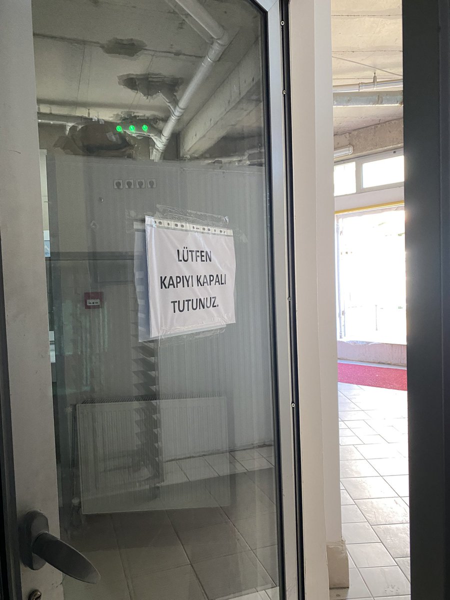 Sayın Görevli Arkadaşlar,
Lütfen kapıyı sadece çıkış yapmak isteyenler için açınız. Onun haricinde ise...