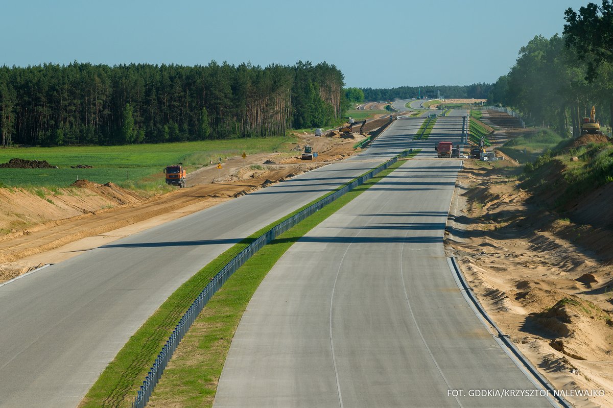 GDDKiA's tweet photo. 📊 Na etapie realizacji są obecnie 92 zadania z #RPBDK o łącznej długości 1238,9 km i wartości 50,8 mld zł oraz 13 obwodnic z Programu budowy #100obwodnic o łącznej długości 105,3 km i wartości 1,9 mld zł. 🏗 🛣
#ŁączymyPolskę
➡ Więcej danych: https://t.co/NN2sxh5QOr https://t.co/6SwVTmhMd7