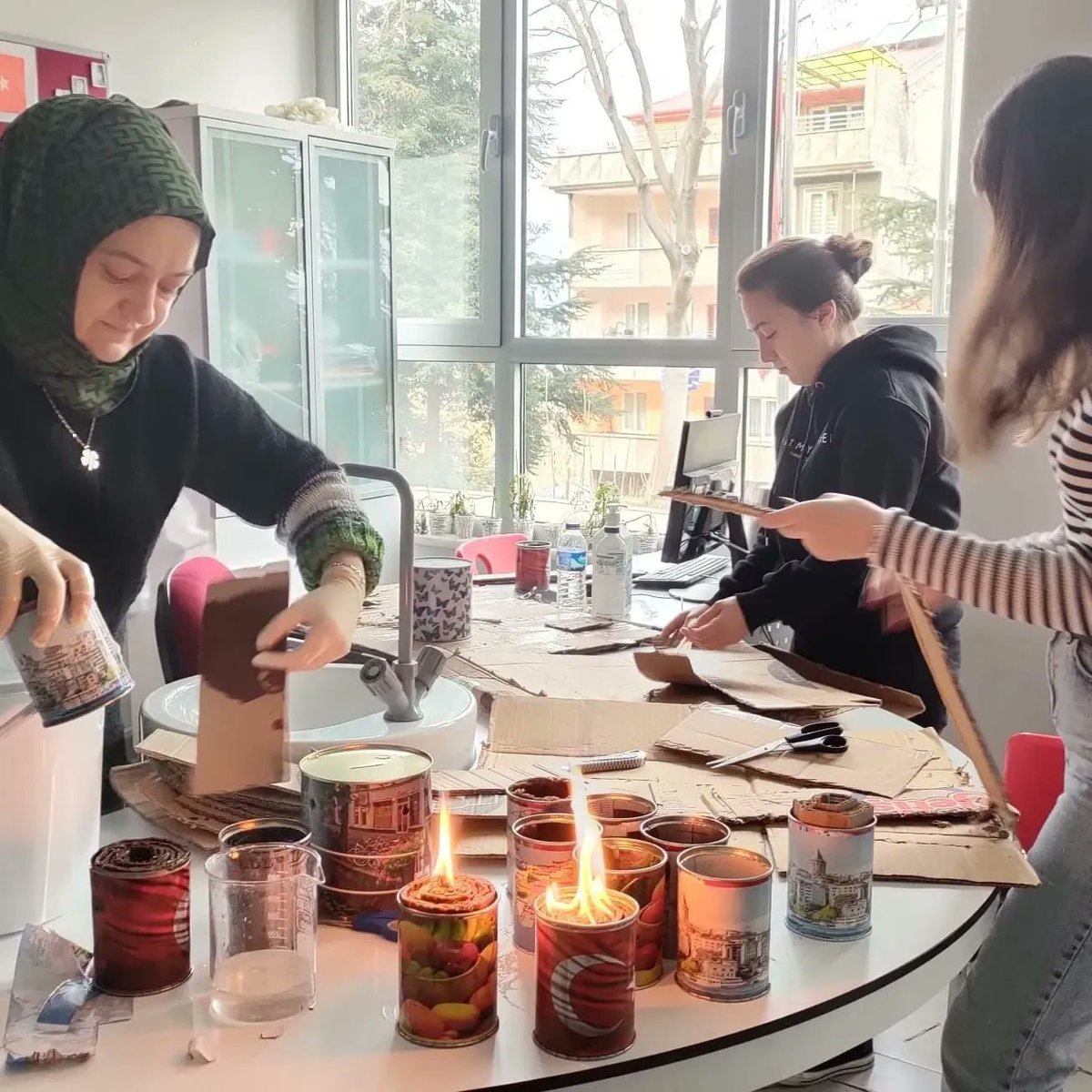 tcmeb's tweet photo. BİLSEM Öğrencilerinden Yürekleri Isıtan Üretim

Bilim ve Sanat Merkezi öğrencileri, velileri ve öğretmenleri tarafından üretilen ısınma ve aydınlatma sağlayan portatif ocaklar, deprem bölgesine gönderiliyor.

👉https://t.co/pPSzbXpy4P https://t.co/ROgFErvkR5