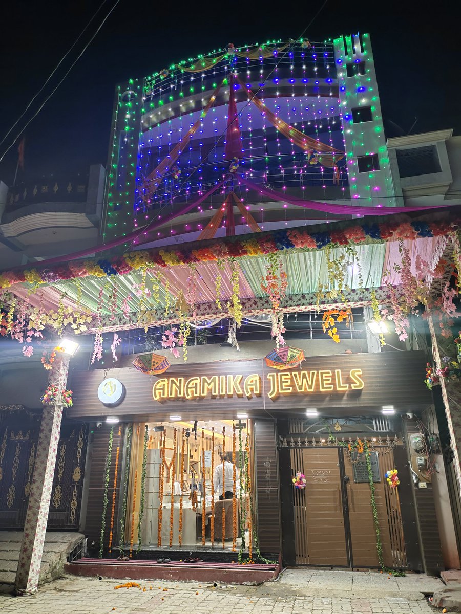 Akshat0505's tweet photo. Two burglars broke into our jewellery showroom, 'Anamika Jewels' at around 11 am today and looted items worth lakhs of rupees. It's an urgent request to the authorities @myogiadityanath @dgpup @kanpurnagarpol @DMKanpur to take necessary actions.
Loc- 188 Mini MIG Barra-2 #Kanpur https://t.co/tmLNmpZgep