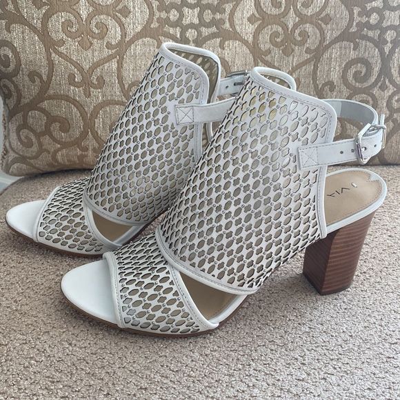 LavarsCollecti1's tweet photo. So good I had to share! Check out all the items I'm loving on @Poshmarkapp #poshmark #fashion #style #shopmycloset #viaspiga #glabel #clarks: https://t.co/GsWsKHHNSv https://t.co/sKQqOQhzz4