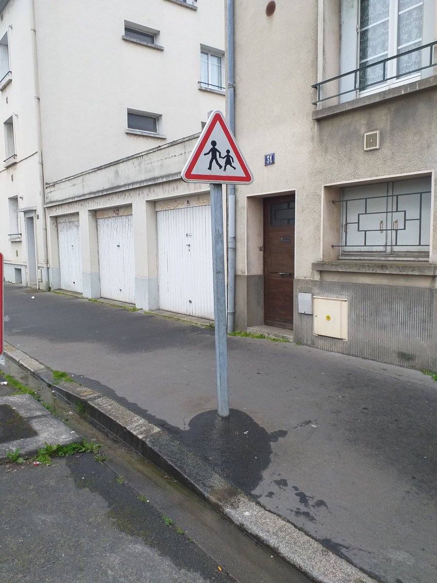 VeloMaths's tweet photo. @villedetours @PMTours37 
Bonjour, je ne sais pas trop à qui signaler le pb...
Depuis au moins 3 jours, il y a une fuite d'eau au pied du poteau devant le 31 rue Galpin Thiou, vers la piscine Bozon.
Bonne journée https://t.co/YdVizCrXtS