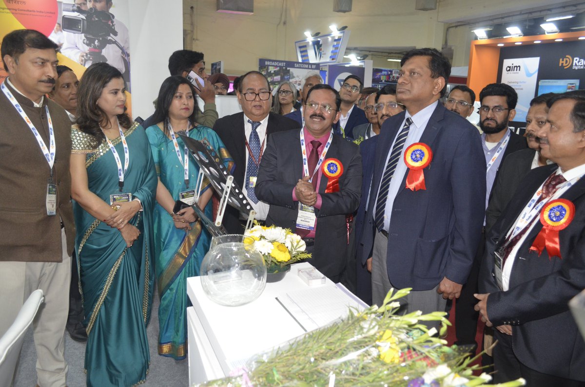BECIL_India's tweet photo. Hon'ble Secretary MIB Shri Apurva Chandra along with Shri DPS Negi, Member-Fin. Prasar Bharti during their visit on Inaugural day of BES EXPO 2023 were welcomed &amp; briefed by CMD BECIL Mr. George Kuruvilla about BECIL's progress in the areas of Skill training &amp; Bharat Heera Kendra https://t.co/t6mCwMmBMb