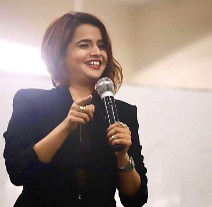 vinodpuri's tweet image. सुहानी 33 साल की है फिर भी सिंगल है....जानते हैं क्यों.... क्योंकि 
वो लड़के का मन पढ लेती है पहले ही ...की ये चाहता क्या है..! #Funzone