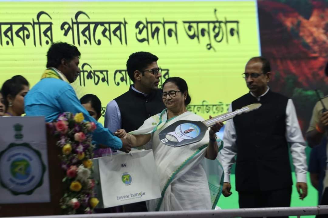 KhelaHobe2024's tweet photo. Hon'ble Chief Minister Smt @MamataOfficial distributed public welfare services among the people at Paschim Medinipur today. 

We shall continue catering to our people with utmost dedication! 

Few glimpses 👇🏻
#KhelaHobe https://t.co/rUDMx1MIff