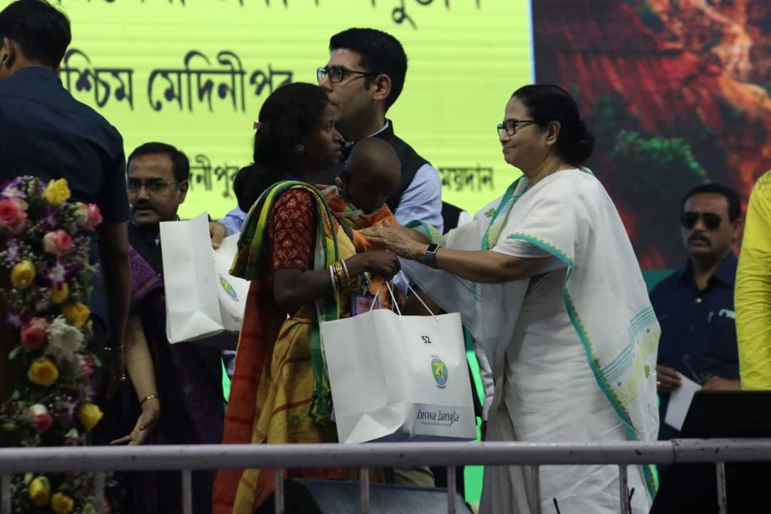 KhelaHobe2024's tweet photo. Hon'ble Chief Minister Smt @MamataOfficial distributed public welfare services among the people at Paschim Medinipur today. 

We shall continue catering to our people with utmost dedication! 

Few glimpses 👇🏻
#KhelaHobe https://t.co/rUDMx1MIff