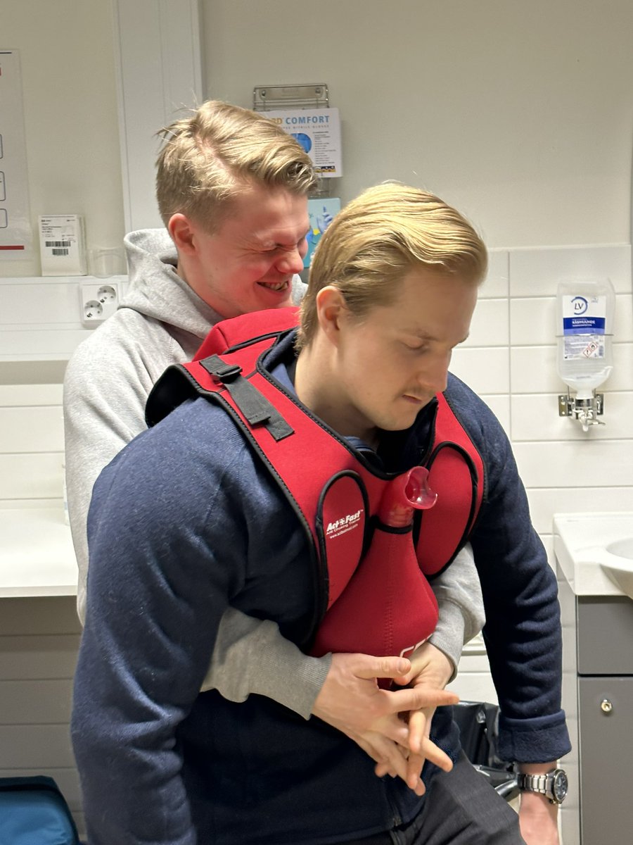 taitokeskus's tweet photo. Lasten elvytys - simulaatioiden alussa kerrattiin taitoja. Ihana nähdä, että vaikeita asioita voidaan harjoitella yhdessä hyvällä mielellä.
#paramedicalstudent #medicalstudent
#interprofessionaleducation
@taitokeskus @TampereUni @TAMK_UAS @TampereUniMET @Pirha_fi @Tays_sairaala https://t.co/UVXWrJfplx