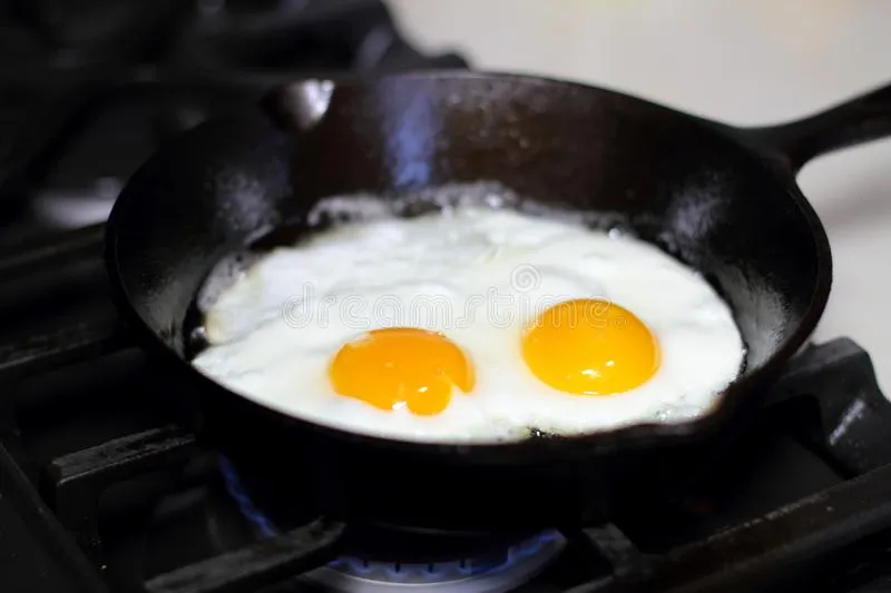 Mangan150's tweet photo. Three Oreos have the same calories as two eggs. 

The eggs have 12 times the protein, and will keep you full a lot longer than Oreos.

Egg calories have a dramatically different effect on your body, energy, hunger, and health than calories from Oreos do. https://t.co/Fi4cl5VmKe