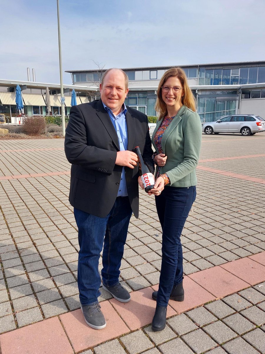 Sabine_Baetzing's tweet photo. Nach der #Offenen #Mittagspause im #Palatinum in #Mutterstadt durfte ich auch noch den #Kandidatenwein von Thorsten Leva mit in den #Westerwald nehmen. #MutterstadtLeben #TeamThorstenLeva https://t.co/8TjmEjMVsw