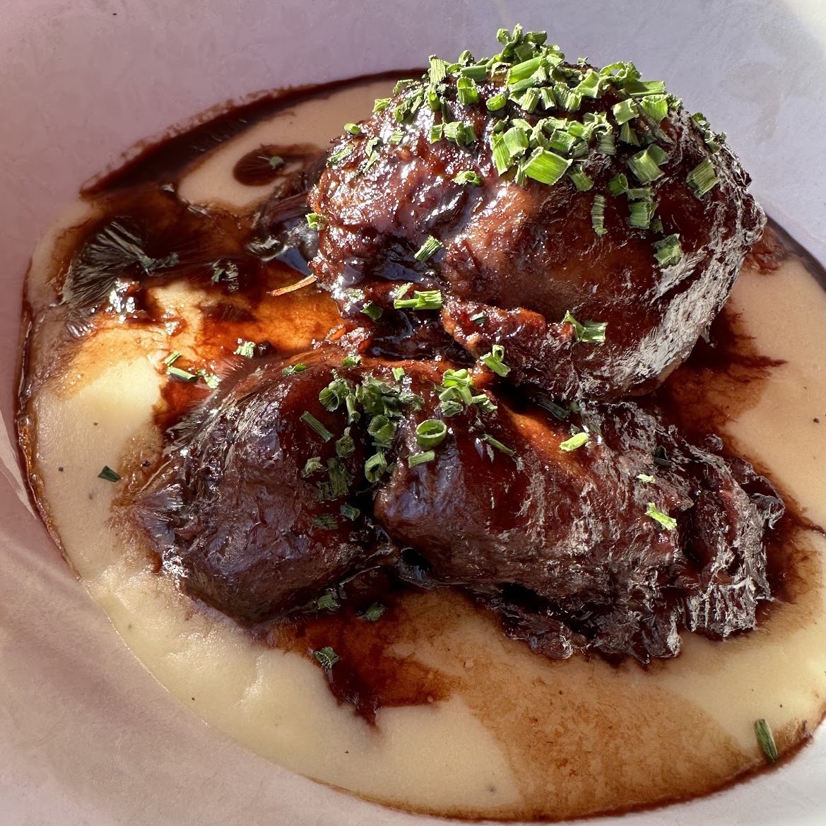 #SabíasQue la carrillera es la parte carnosa de la mandíbula inferior de la ternera ❔❓ Es tierna, ligeramente gelatinosa y de sabor peculiar 🤤🤤🤤