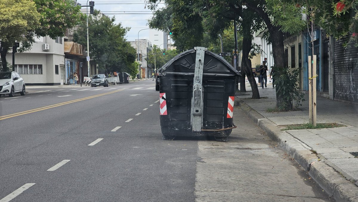 A vos no te dejan estaciónar, pero al tacho si. La incoherencia es total. El tacho puede anular un carril, vos no.

<a href="/elguisodebagre/">Huberto Bourlon “el Guiso”</a> me ayudas con estas cruzada y tus seguidores?