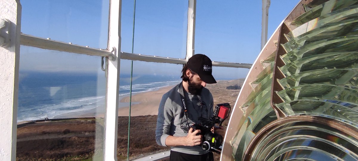 Cette année a lieu le 200-ème anniversaire de la lentille de FRESNEL⛯
Hier, une équipe de tournage s’est rendu dans le Cotentin pour tourner des images du phare de Carteret et de Gatteville, Il s’agit de capsules vidéos qui seront diffusées pour informer de l’évènement FRESNEL !