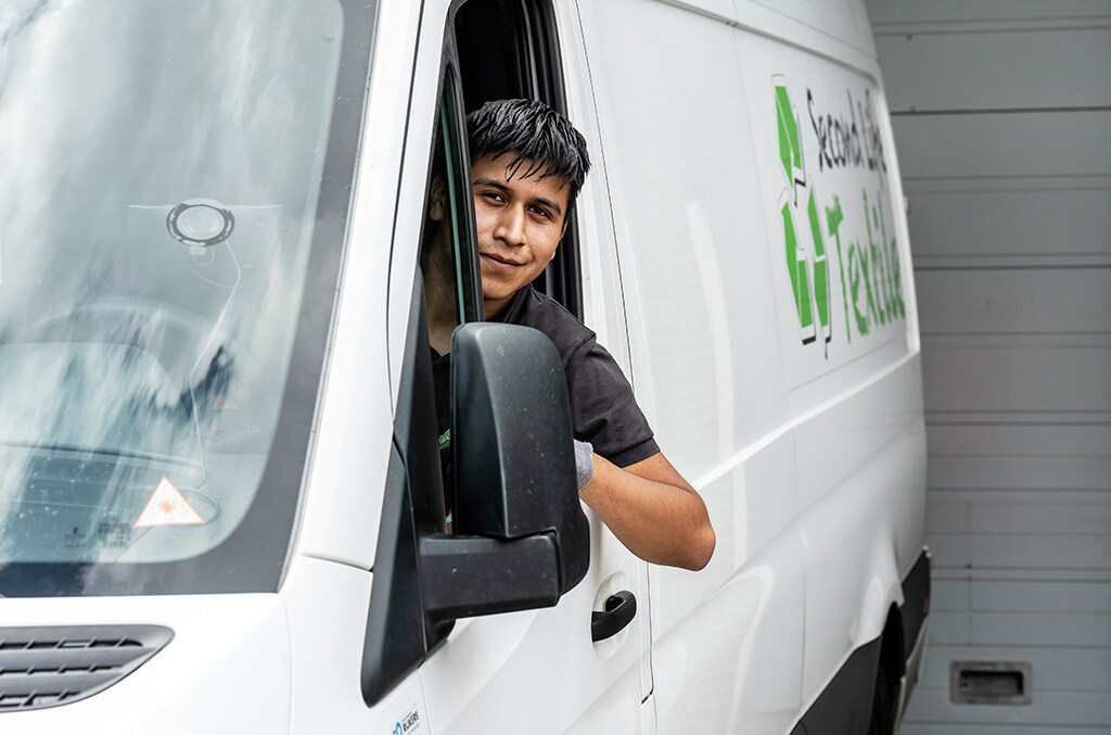 Senzer_'s tweet photo. De jobcoach van Senzer tipte Ahmad over een baan bij Second Life Textile en nu haalt hij als chauffeur gebruikte kleding op. “Ik heb een vast contract voor vijf dagen per week,” vertelt hij trots. 

Lees zijn verhaal→ https://t.co/wqMBrjJJuw

#leftonen #goedbezig https://t.co/uGHfRZZo8S