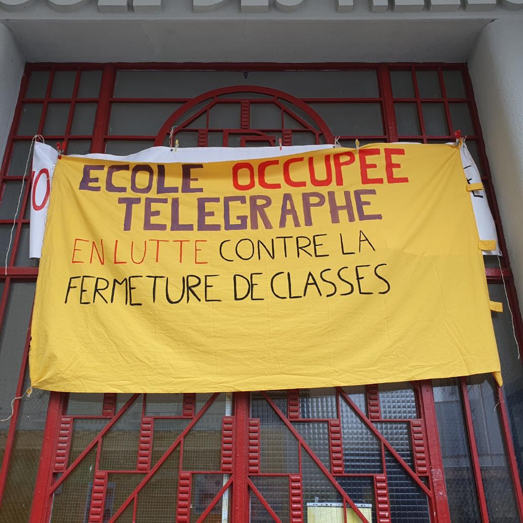 Occupation du bureau de la directrice de l'élémentaire #Télégraphe. Avec d'autres parents, on a pris le relais ce midi. Télégraphe risque de perdre 1 classe. 187 classes risquent de fermer dans le 1er degré sur Paris en particulier dans les quartiers pops.
